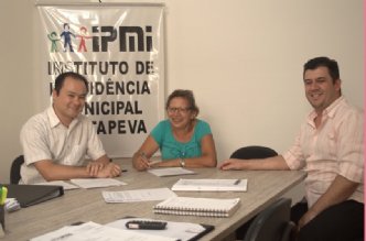 Eduardo Yamaya, Neusa Marina e Fabrcio Matos durante a concesso da aposentadoria